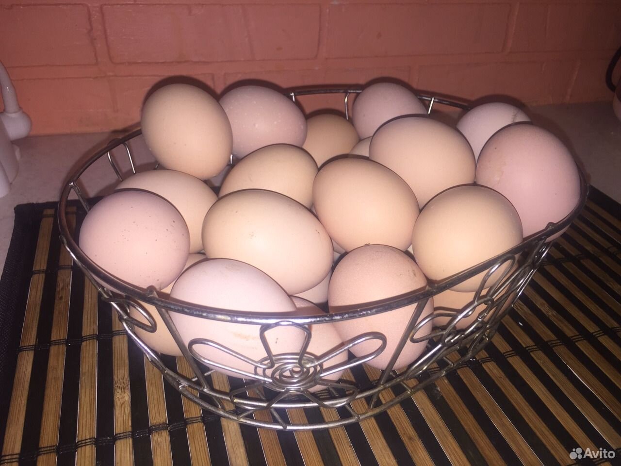 Купить яйцо смоленск. Яйцо домашнее куриное. Домашние яйца продажа. Яйцо домашнее фото. Продам домашнее яйцо.