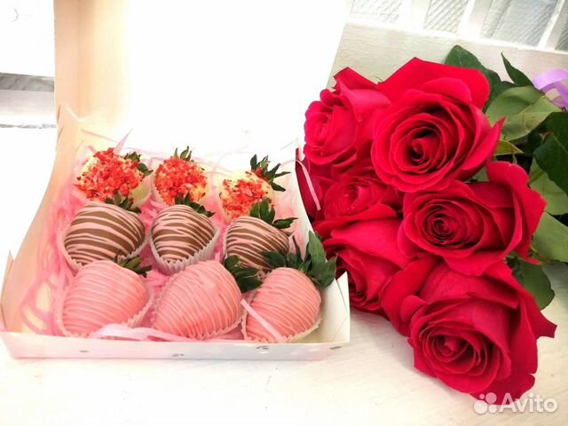 Розы и клубника в шоколаде