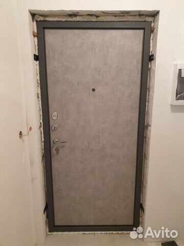 Дверь входная с терморазрывом,с зеркалом железная