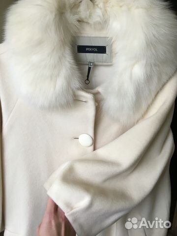 Пальто белое. Воротник натуральный Пальто белое. Воротник натуральный