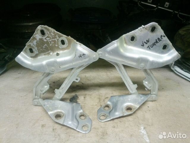 Петля капота Volkswagen Touareg 2002-2010 Петля капота Volkswagen Touareg 2002-2010