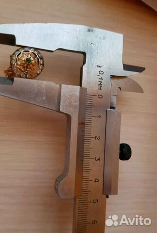 Золотые серьги с изумрудами