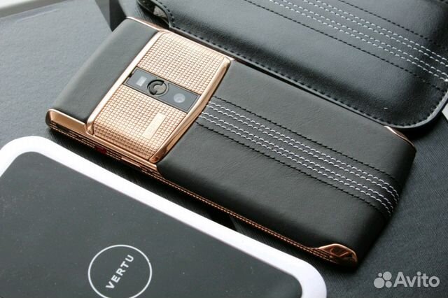 Vertu Signature Touch Clous de Paris Gold Vertu Signature Touch Clous de Paris Gold