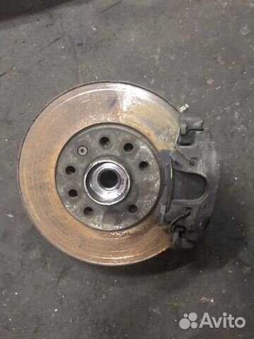 Opel Astra H кулак передний в сборе