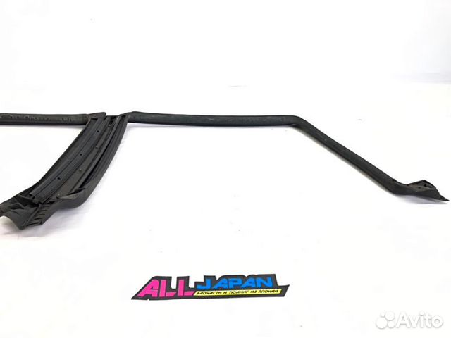 Молдинг, уплотнитель стекла правый Subaru Forester