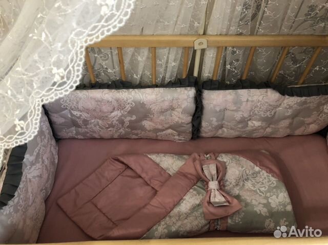 Детская кроватка с бортиками и балдахином Детская кроватка с бортиками и балдахином
