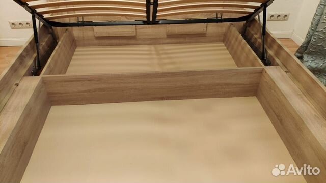 Кровать двуспальная с ящиком для белья Кровать двуспальная с ящиком для белья