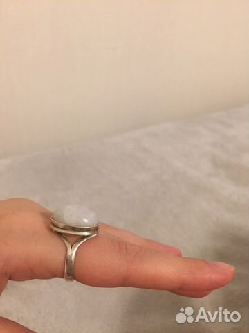 Серебряное кольцо с натуральным лунным камнем Серебряное кольцо с натуральным лунным камнем