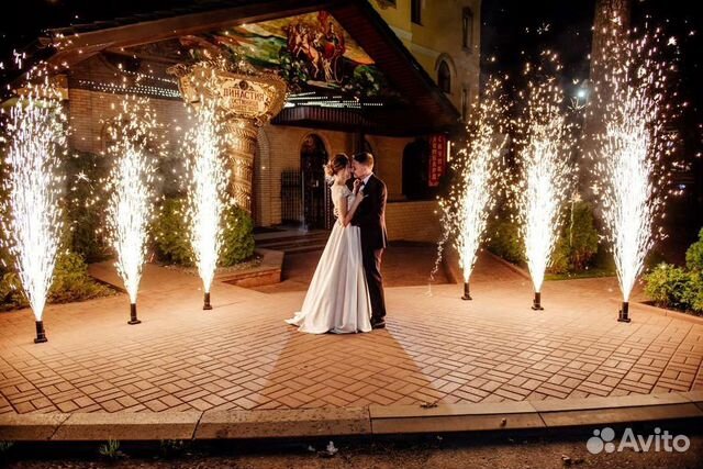 Запуск пиротехнических фонтанов на свадьбу