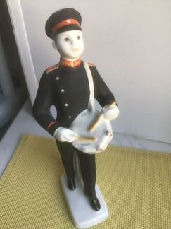 Фарфоровая статуэтка