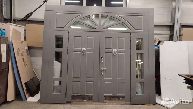 Двери входные в коттедж парадные