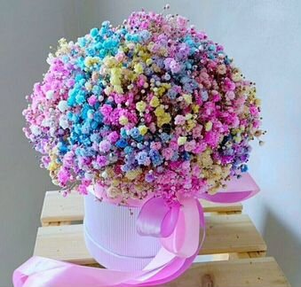 Радужная гипсофила в шляпной коробке