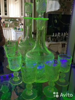 Штоф и рюмки урановое и зеленое стекло