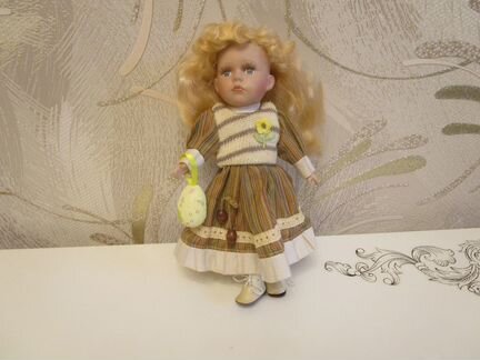 Кукла фарфоровая