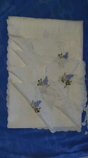 Два набора скатерти, салфетки, дорожки