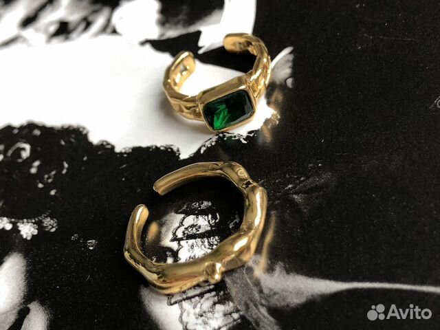 Кольцо золотого цвета с зеленым камнем