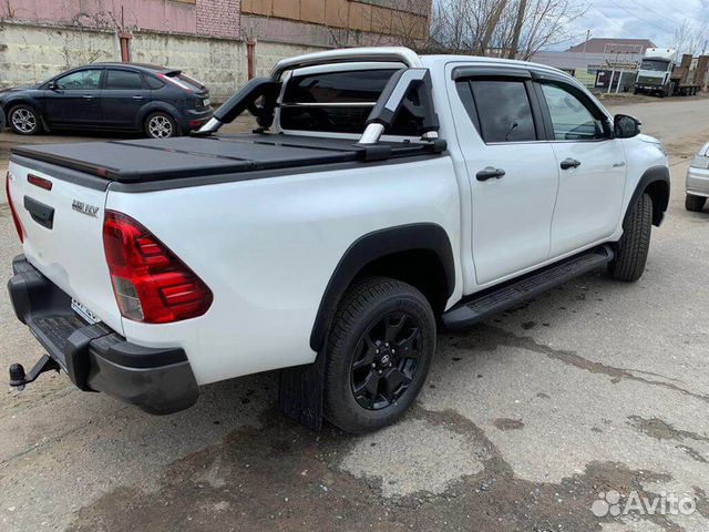 Крышка трёх секционная Toyota Hilux брак