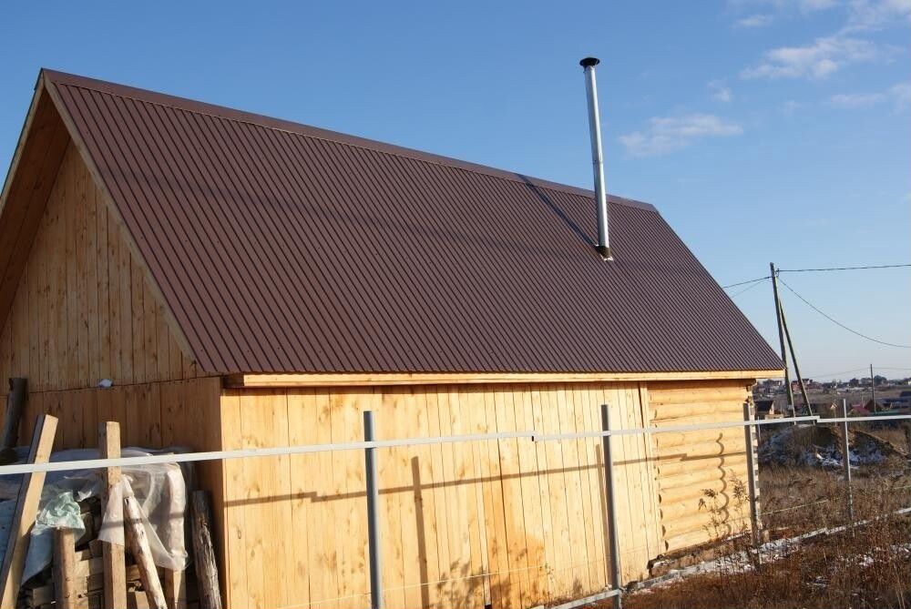 Деревянный дом с крышей из профнастила