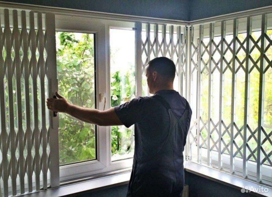 Внутренние решетки на окна для дачи с установкой внутри помещения раздвижные