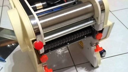 Тестораскатка - лапшерезка электрическая Foodatlas