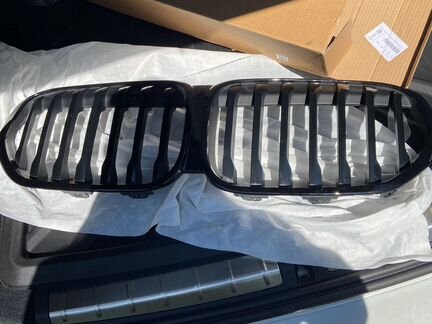 Решетка радиатора черная bmw x1