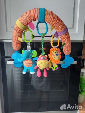 Дуга с игрушками