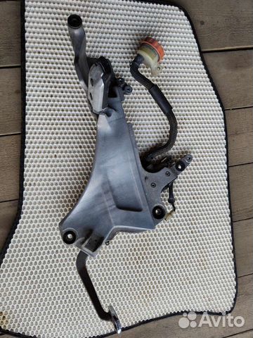 St1100 кронштейн для ног правый