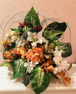 Композиция из искусственных цветов