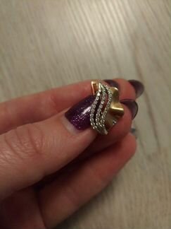 Золотая серёжка одна