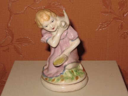 Фарфоровая статуэтка 