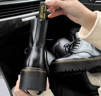 Чёрные ботинки на высокой подошве