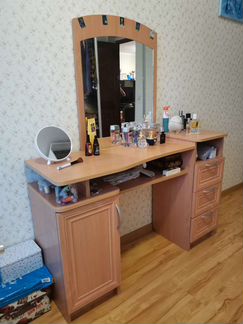 Туалетный столик с зеркалом