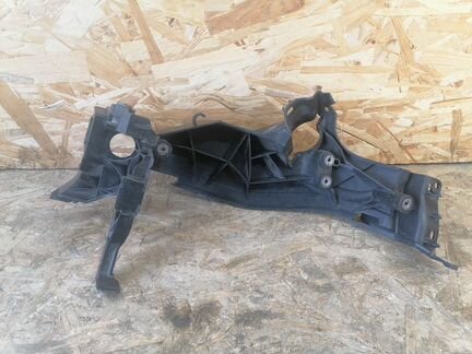 Кронштейн под фарой левой Audi A5 RS5 c 2012