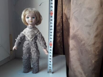 Фарфоровая кукла