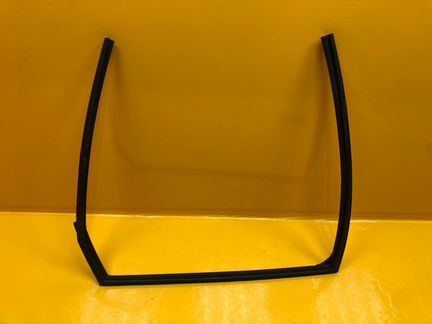 Уплотнитель стекла задний левый Nissan Murano Z52