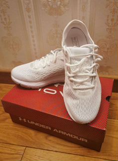 Женские белые кроссовки Under Armour