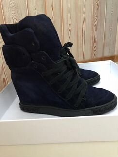 Кроссовки на танкетке casadei зимние