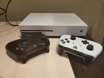 Xbox One S 1 Tb + fifa 19-20