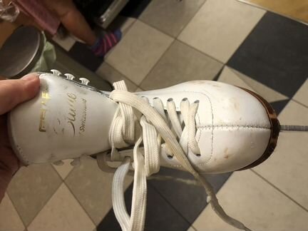 Фигурные коньки graf