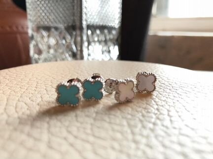 Серьги пусеты Van Cleef из белого золото