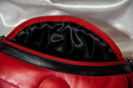 Поясная сумка красная с замком-магнитом