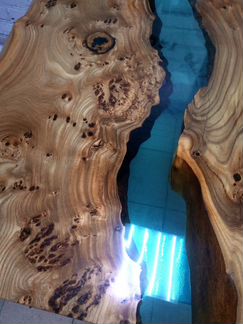 Стол река из капового карагача с эпоксидной смолой