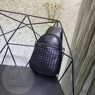 Мужская кожаная сумка слинг Bottega Veneta черная