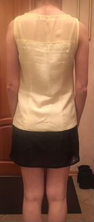 Желтое платье с черным цветком