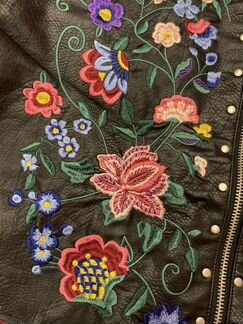 Юбка чёрная кожа с вышивкой Stradivarius M-L