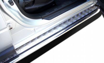 Пороги с накладным листом Nissan X-trail T31