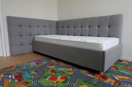 Угловая кровать с мягким изголовьем