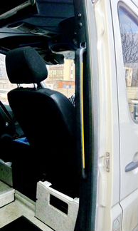 Поручень на стойку салазочной двери автобуса