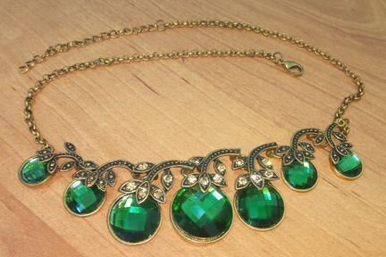 Колье с камнями