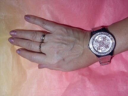 Продаю дамские часы Guess со стразами - фионит